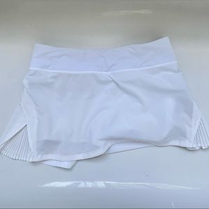 Lululemon Play Off the Pleats Mid-Rise Skirt, size 6, white